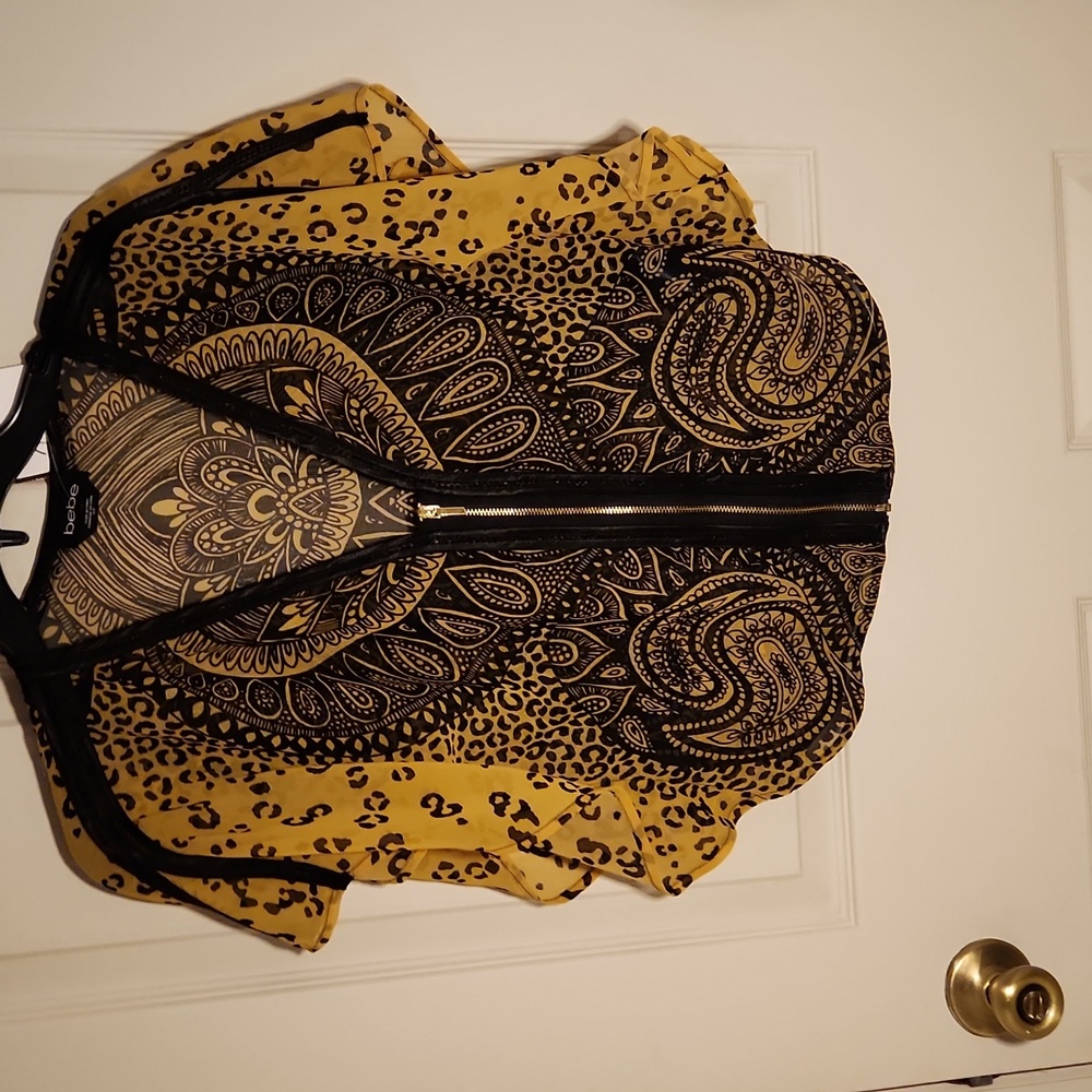 Gorgeous & Vibrant Bebe zip up Blouse!